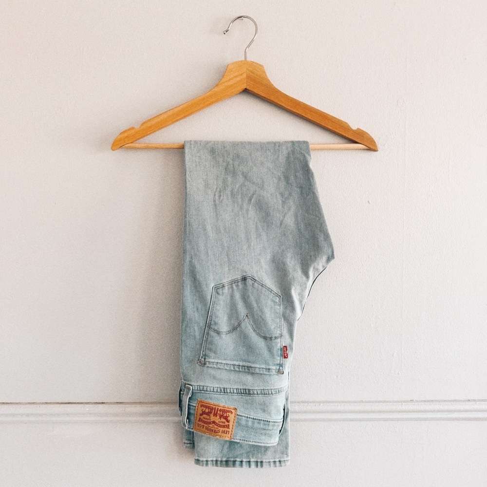 LEVI’S > 312 Shaping Slim Jeans